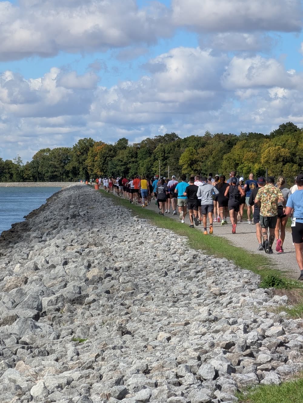 A long line of runners following the gravel path around Findlay Reservoir during the 2026 race